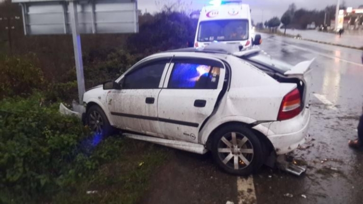 Yağışlı Havada Direksiyon Hakimiyetini Kaybetti 2 Kişi Yaralandı