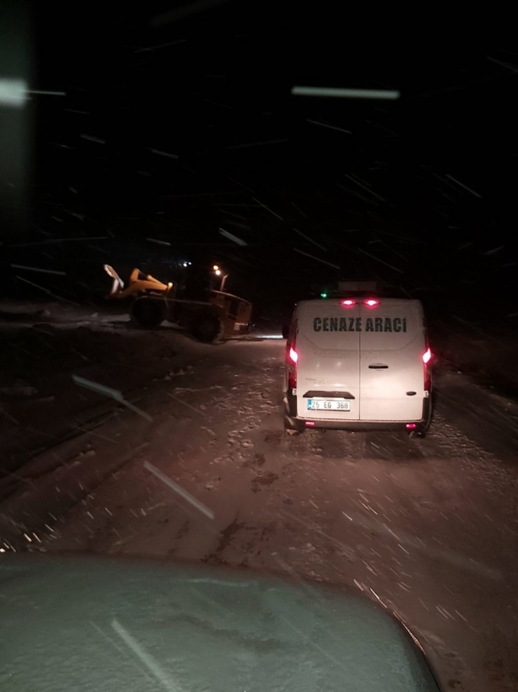 Cenaze Aracı Tipide Mahsur Kaldı