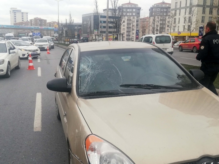 Üst Geçidi Kullanmayan Üniversiteli Gence Yurt Yolunda Araba Çarptı