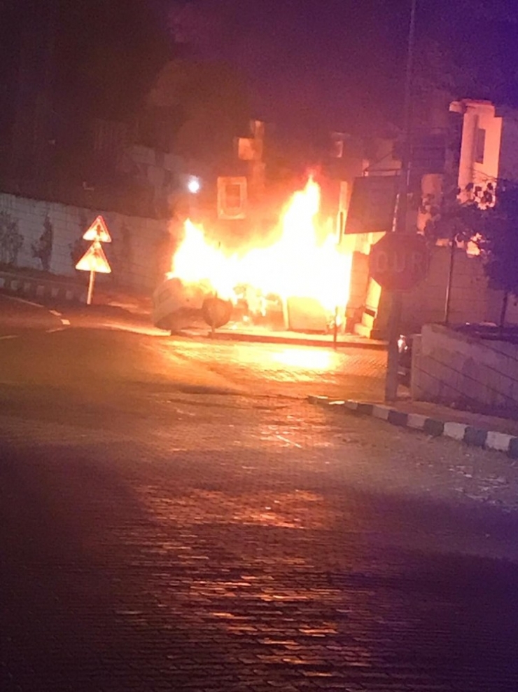 Jandarma Komutanlığı Duvarına Çarpan Otomobil Alev Alev Yandı