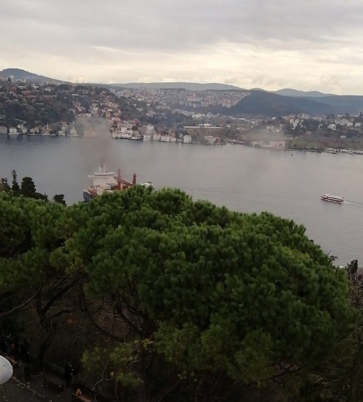 İstanbul Boğazı’nda Rumeli Hisarı Açıklarında Bir Yük Gemisi Kıyıya Çarptı. Olay Yerine Çok Sayıda Ekip Sevk Edildi.