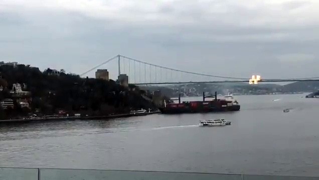 Rumeli Hisarı Açıklarında Bir Yük Gemisi Kıyıya Çarptı