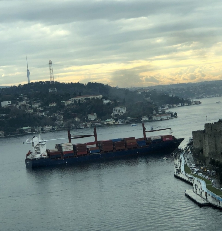 İstanbul Boğazı’nda Rumeli Hisarı Açıklarında Bir Yük Gemisi Kıyıya Çarptı. Olay Yerine Çok Sayıda Ekip Sevk Edildi.