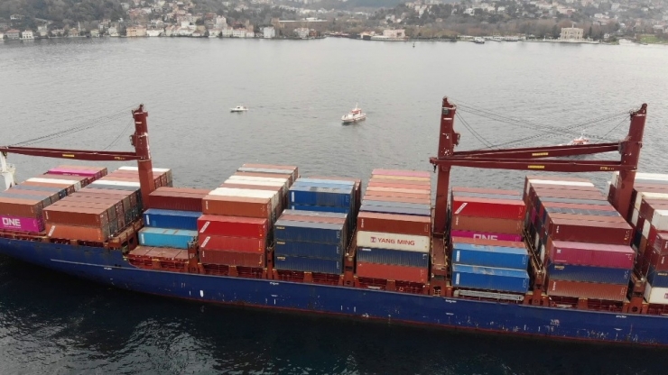 Kıyıya Çarpan Gemi Havadan Görüntülendi