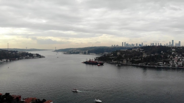 Kıyıya Çarpan Geminin Römorkörle Çekildiği Anlar Havadan Görüntülendi