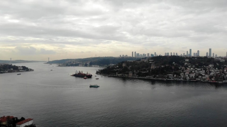 Kıyıya Çarpan Geminin Römorkörle Çekildiği Anlar Havadan Görüntülendi