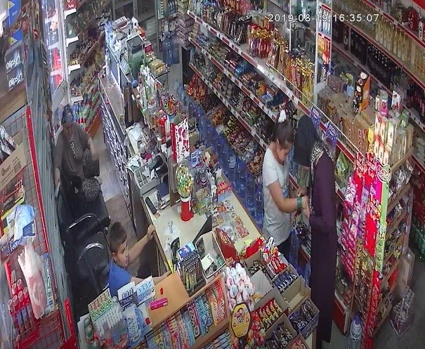 Kahve Keyfi Yaptığı Komşu Marketten Sigara Çaldı