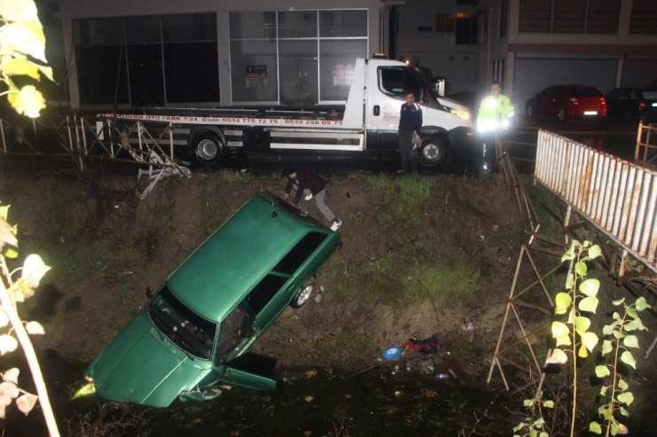 Kanala Uçan Otomobilden Burnu Bile Kanamadan Çıktı