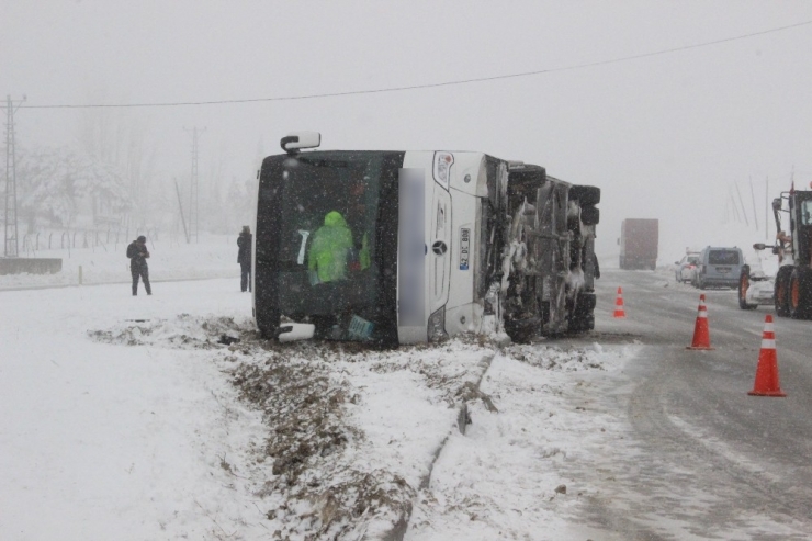 Karaman’da Yolcu Otobüsü Devrildi: 25 Yaralı