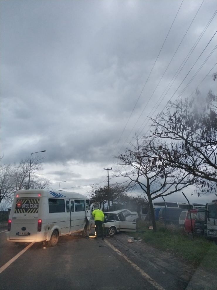 Okul Servisi İle Otomobil Çarpıştı 4 Yaralı