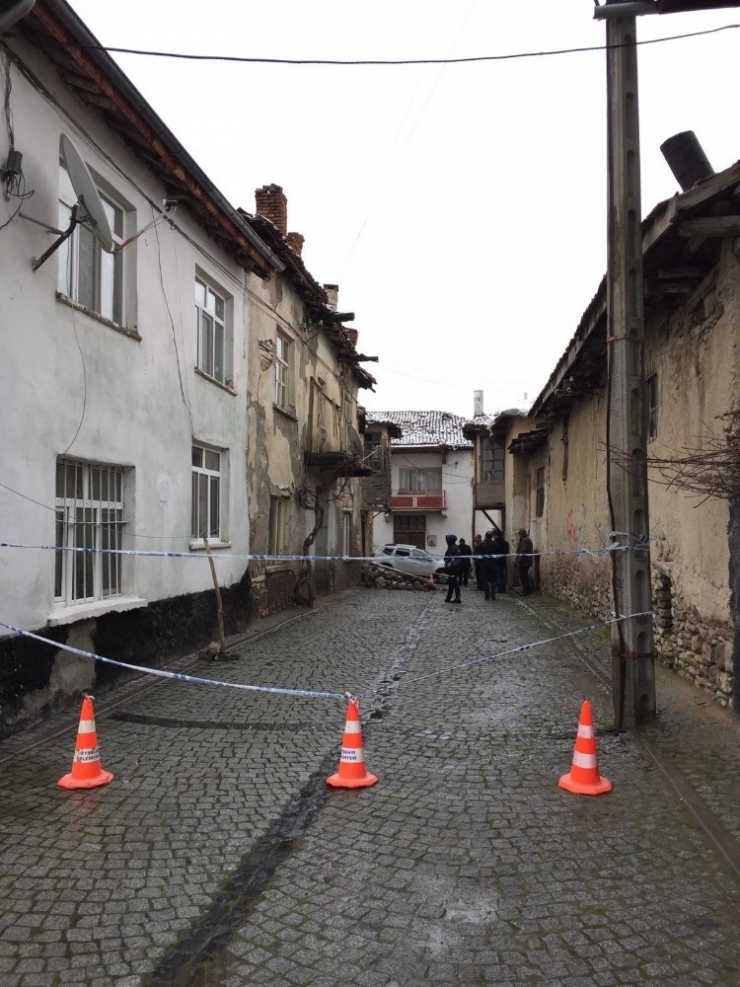 Beyşehir’de Tescilli Yapının Dış Cephe Duvarı Yola Çöktü