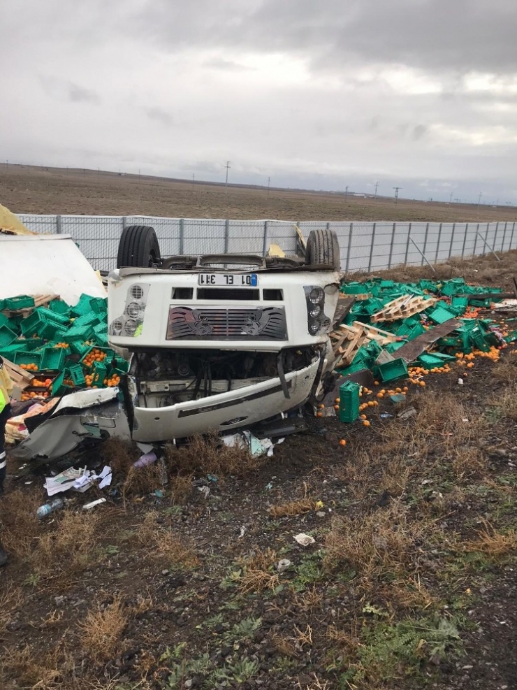 Konya’da Portakal Yüklü Kamyon Devrildi: 2 Ölü