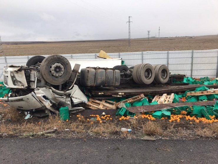 Konya’da Portakal Yüklü Kamyon Devrildi: 2 Ölü