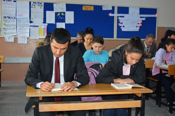 Selendi Kaymakamı Atak Öğrencilerle Kitap Okudu