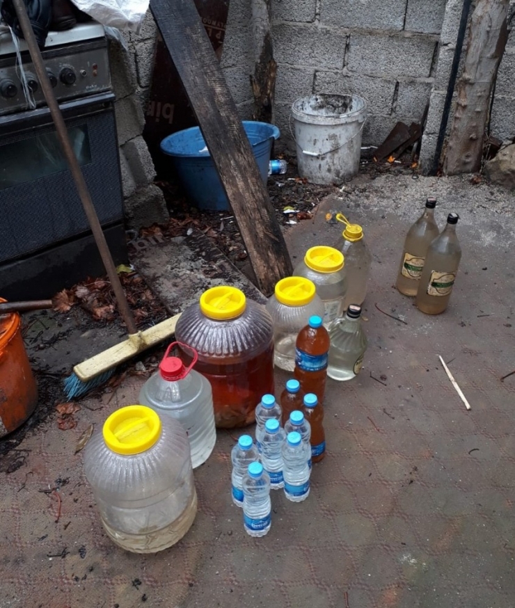 Polisten Kaçak İçki Üretimi Yapanlara Baskın