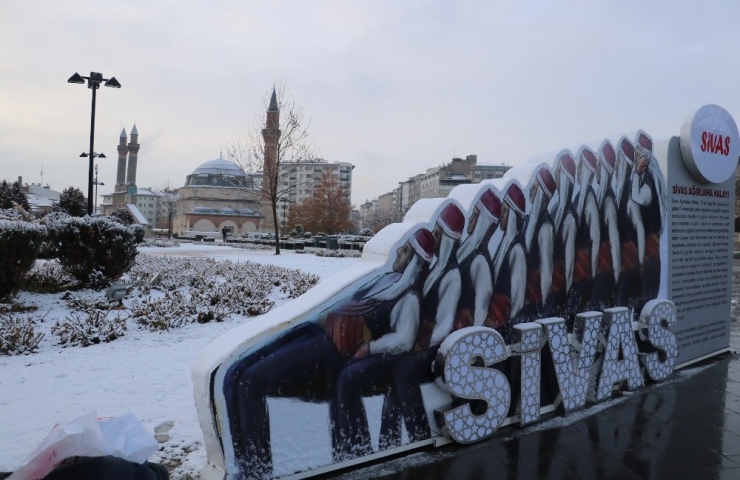 Sivas’ta Kar Yağışı Etkili Oldu, 61 Köy İle Ulaşım Kesildi