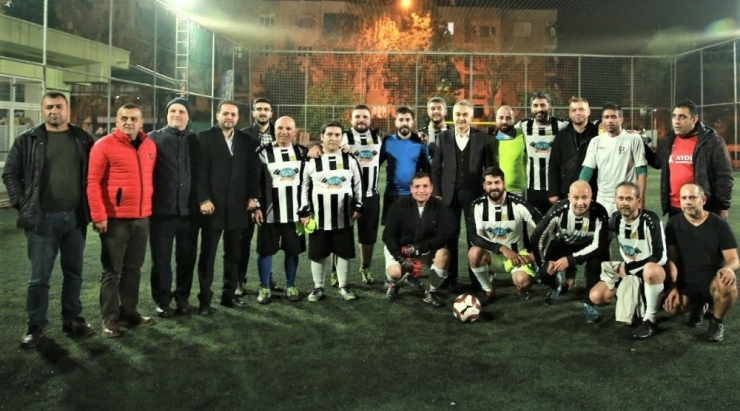 Ak Partili Mustafa Savaş’tan Gazetecilere Baklava Dopingi