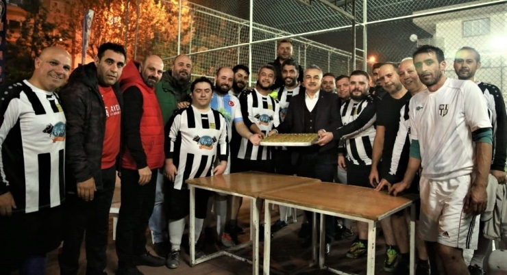 Ak Partili Mustafa Savaş’tan Gazetecilere Baklava Dopingi