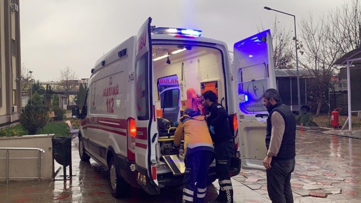 Otomobil İle Motosiklet Çarpıştı: 2 Yaralı