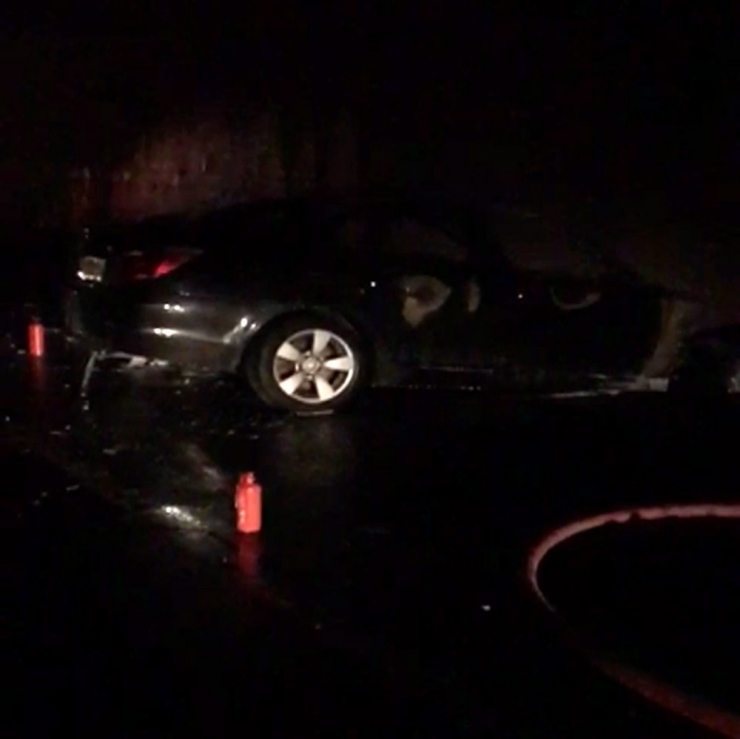 Avcılar’da İki Otomobil Çarpıştı, Sürücü Çıkan Yangından Son Anda Kurtuldu