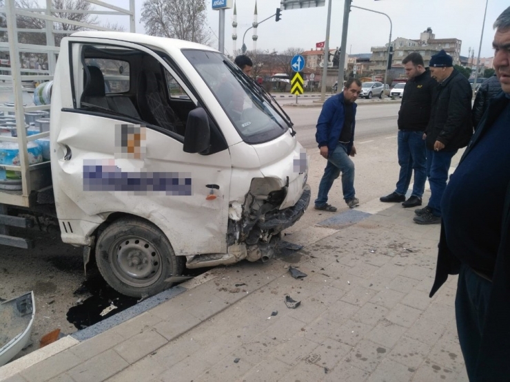 Tüp Dolu Kamyonetle Otomobil Çarpıştı Faciadan Dönüldü