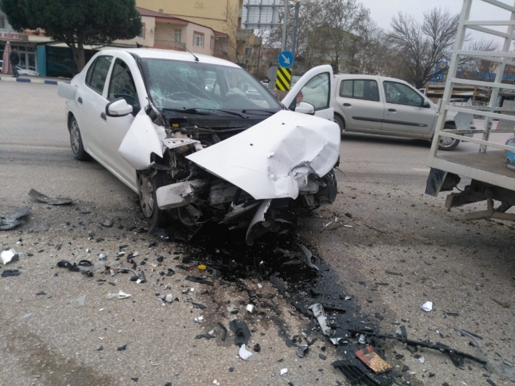 Tüp Dolu Kamyonetle Otomobil Çarpıştı Faciadan Dönüldü