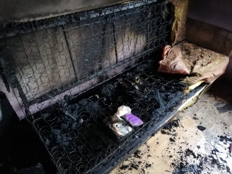 Dede Yadigarı Ev Yandı, Kundaklama Şüphesi Üzerinde Duruluyor