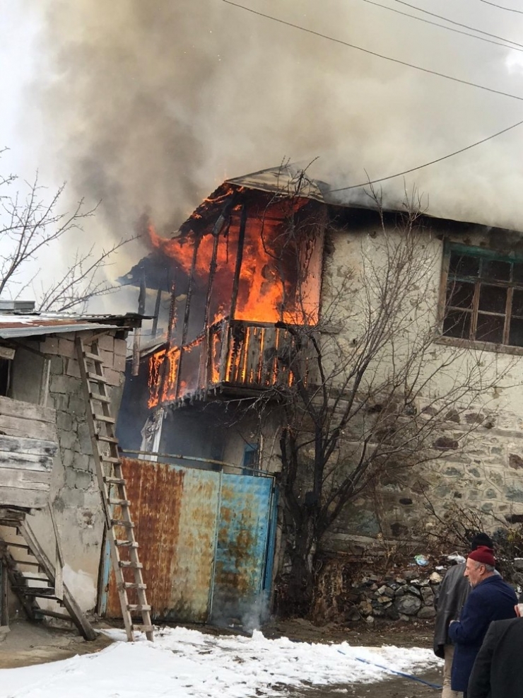 İtfaiye Ekipleri Yangında Mahsur Kalan Yaşlı Çifti Kurtardı