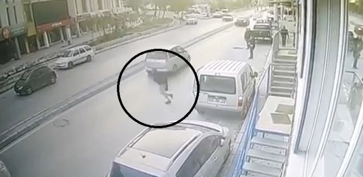 Bankadan Çıkan Adamın Aracından Çantayı Böyle Çaldı