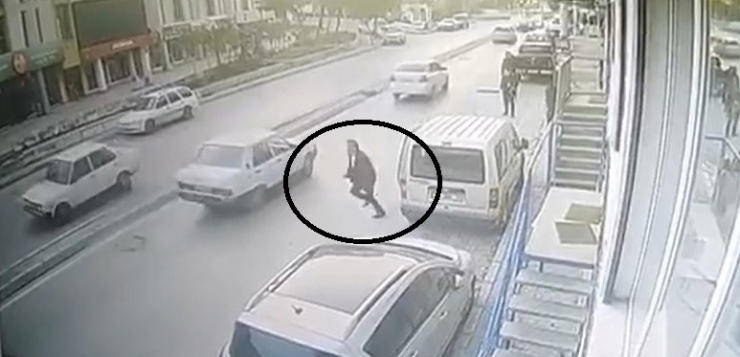 Bankadan Çıkan Adamın Aracından Çantayı Böyle Çaldı