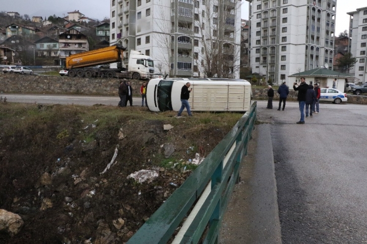 Minibüs Irmağa Uçmaktan Son Anda Kurtuldu