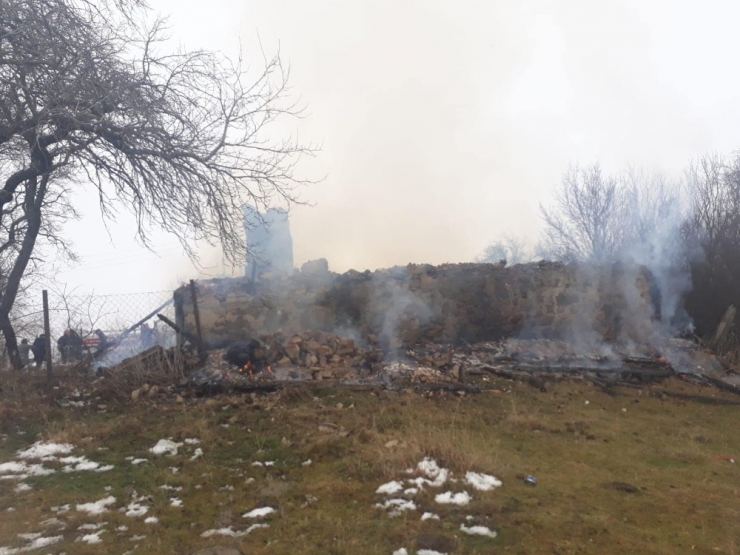 İki Katlı Ev Yangında Kül Oldu