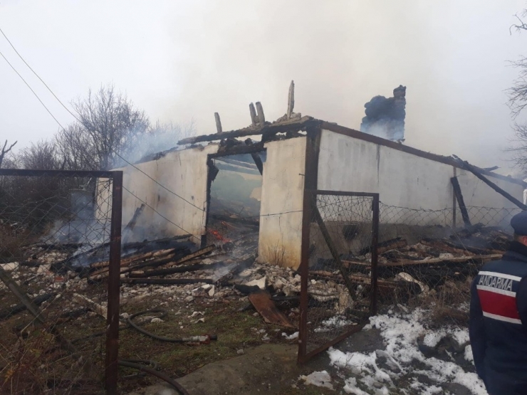 İki Katlı Ev Yangında Kül Oldu