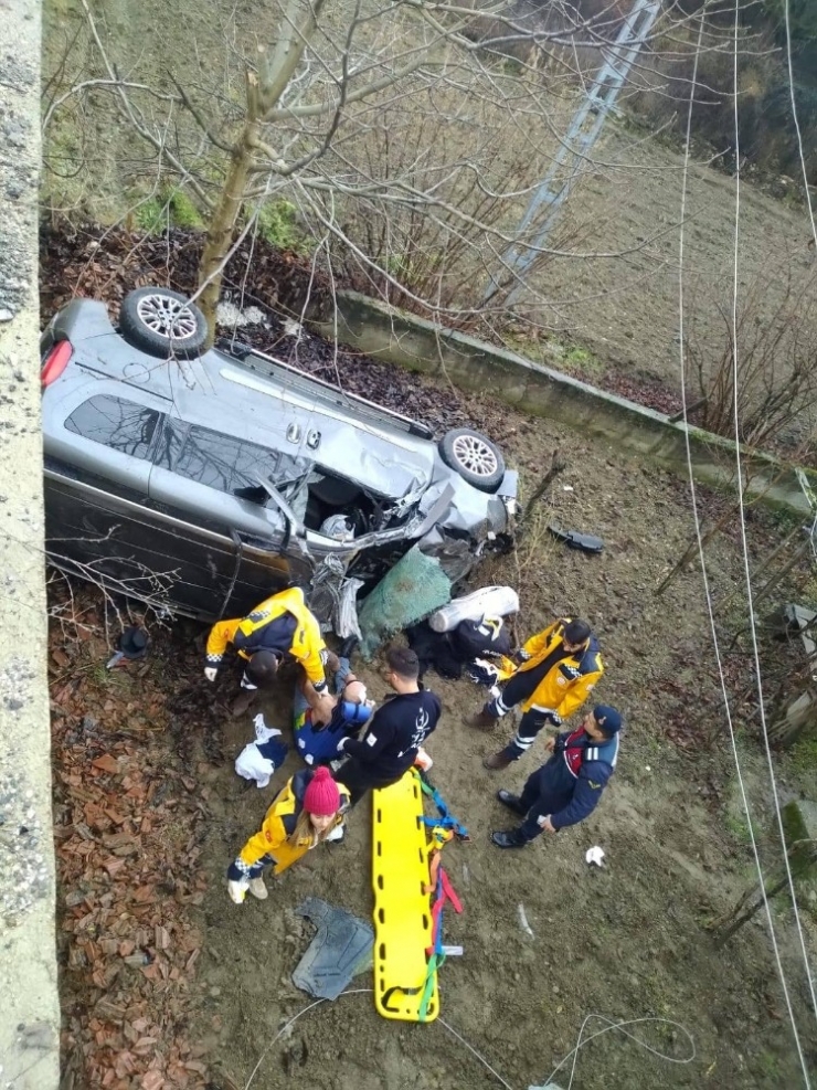 Yoldan Çıkan Otomobil Evin Bahçesine Uçtu: 1 Ölü, 2 Yaralı