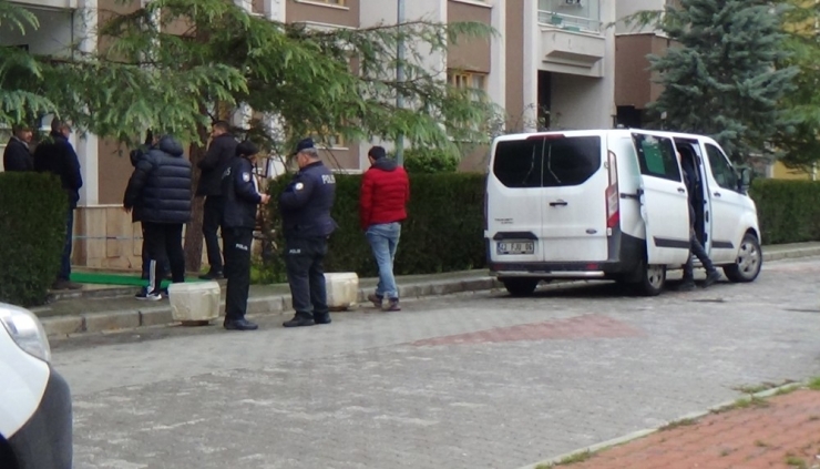 Pencereden Düşen Kadın Hayatını Kaybetti