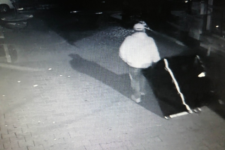 Şaşkın Hırsızlar Çaldıkları Kasayı Düşürüp Kaçtı