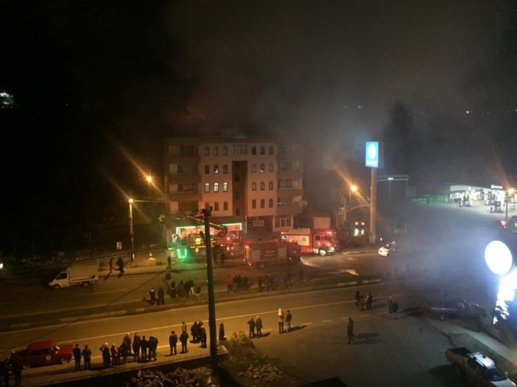 5 Katlı Apartmanın Çatı Katında Çıkan Yangın Korkuttu