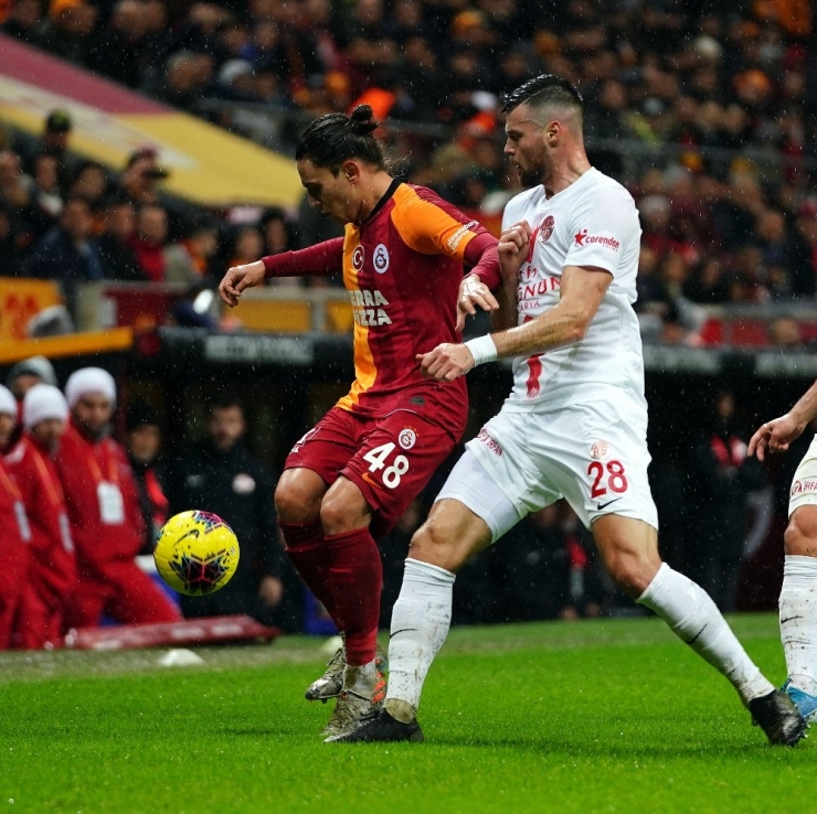 Süper Lig: Galatasaray: 3 - Antalyaspor: 0 (İlk Yarı)
