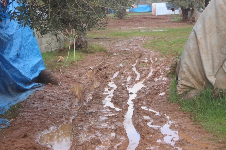 Azez’deki Kamplar Çamur İçinde