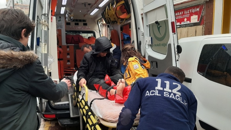 Hafif Ticari Aracın Çarptığı Genç Yaralandı