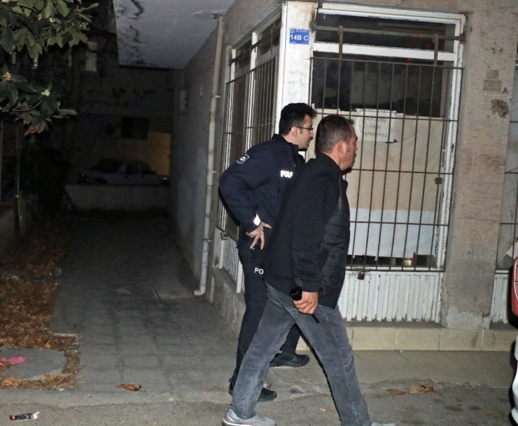 Kendini Odaya Kitleyip Boğazını Keseceği Sırada Polis Kurtardı
