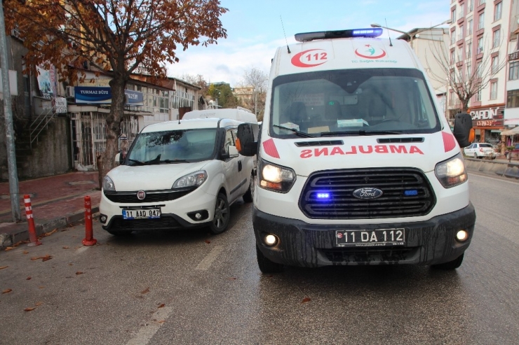 Bilecik’te Motosiklet Park Halindeki Araca Çarptı: 1 Yaralı