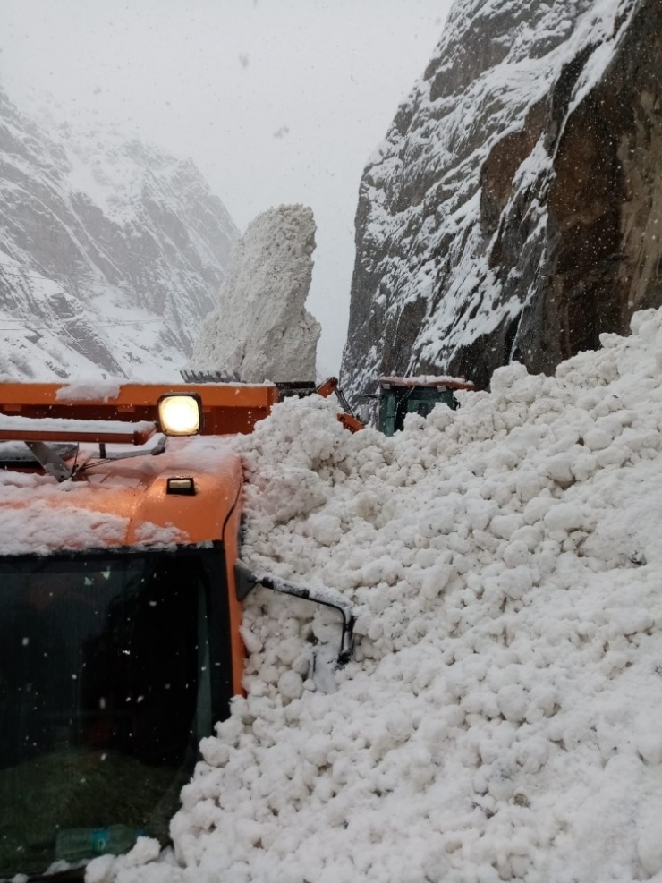 Kar Temizleme Çalışması Yapan İş Makinesinin Üzerine Çığ Düştü