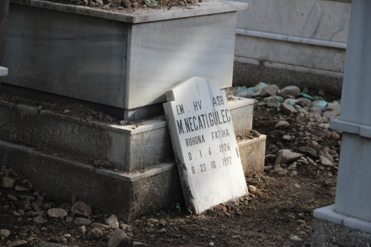 İzmir’de Çirkin Saldırı: 100 Yakın Mezarlık Tahrip Edildi