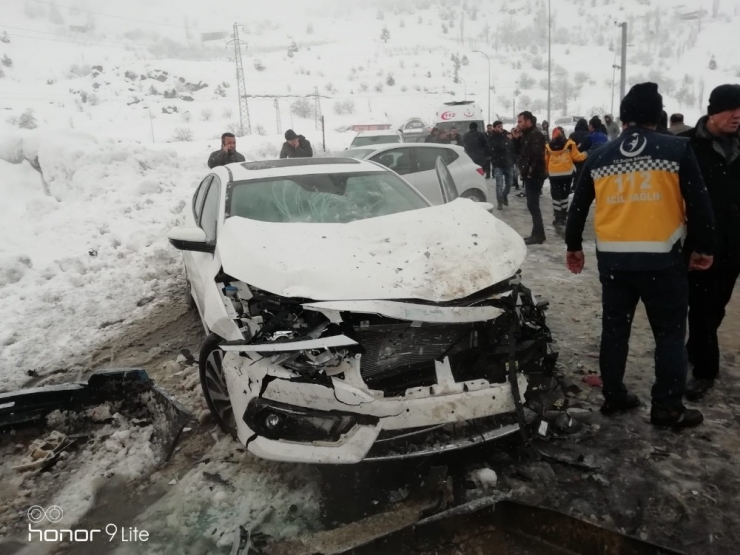 Karlı Yolda 9 Otomobil Birbirine Girdi: 3 Yaralı