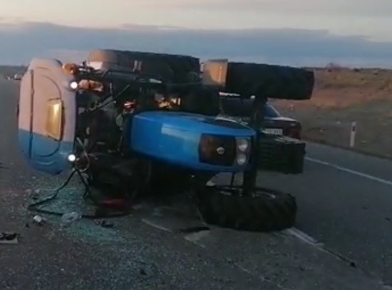 Kamyonet Traktöre Çarptı: 1 Yaralı