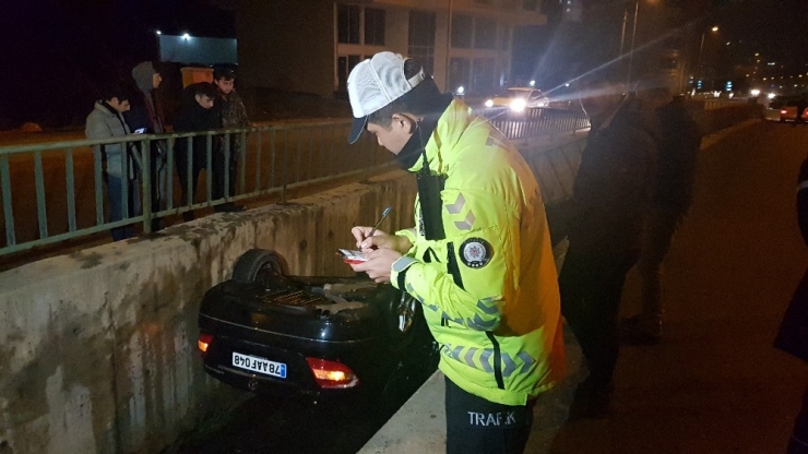 Alkollü Sürücünün Kullandığı Otomobil Su Kanalına Devrildi