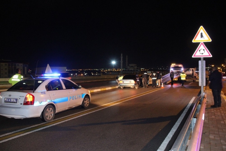 İki Otomobil Köprü Çıkışında Kafa Kafaya Çarpıştı: 6 Yaralı