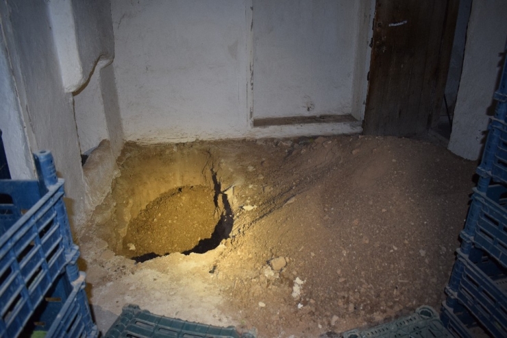 Kiraladıkları Evde Define Aradılar