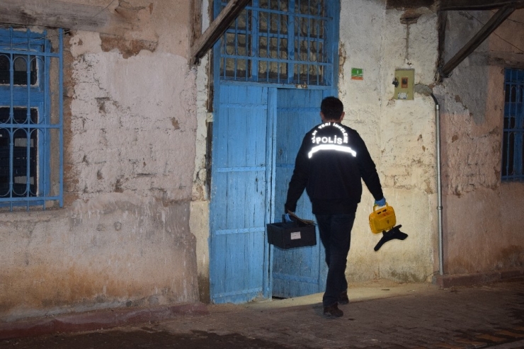 Kiraladıkları Evde Define Aradılar